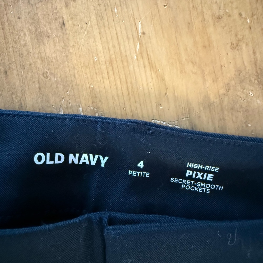 Old Navy Women’s Mid- Rise Pixie Pants - Black